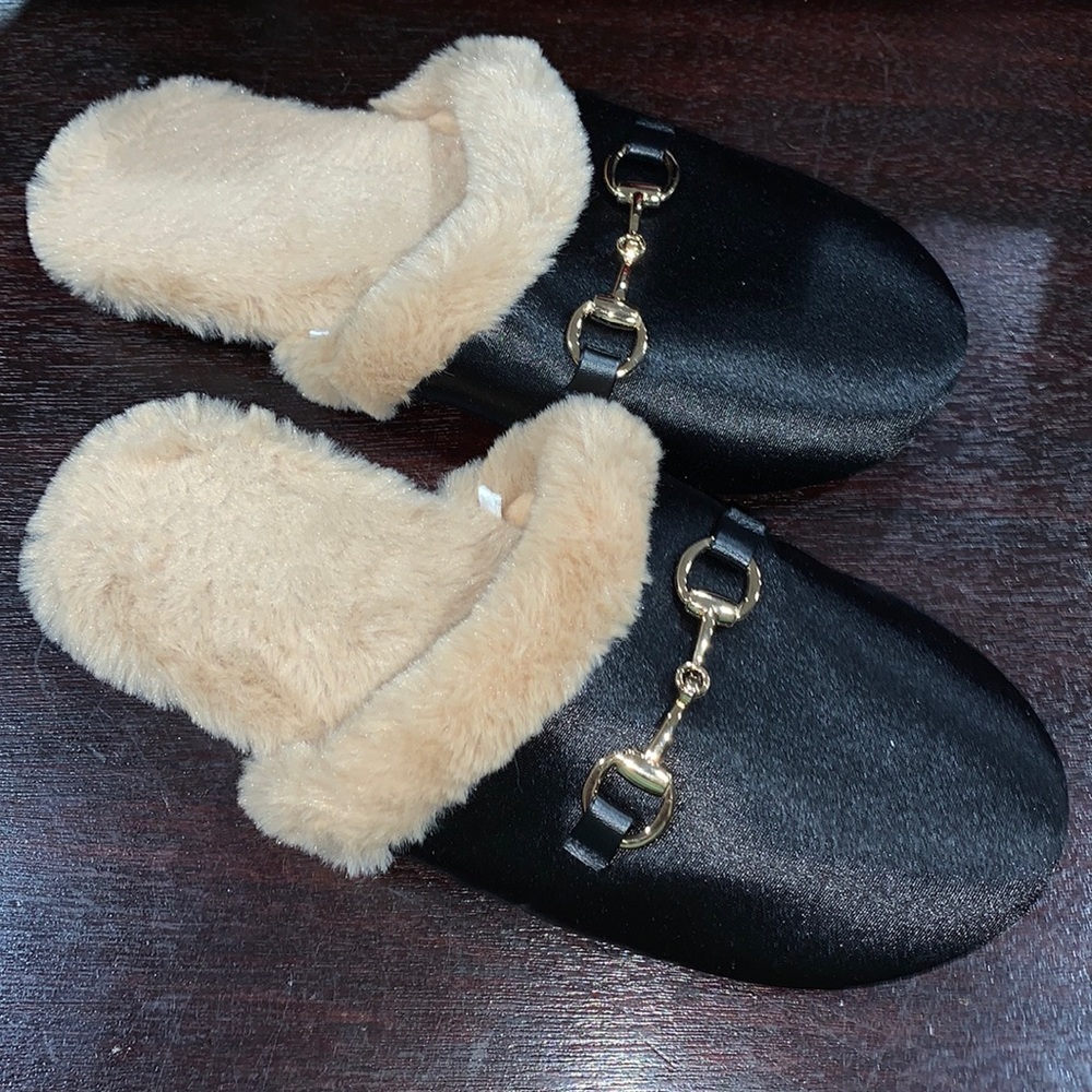 Like new!  Vintage style super soft slipper house shoes small